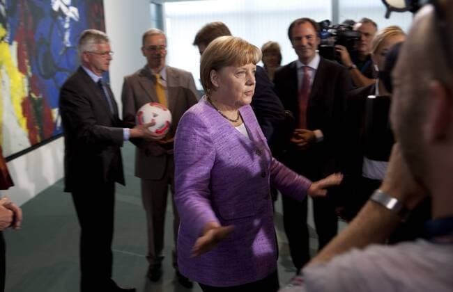Deutschland, Berlin, Bundeskanzleramt, Pressekonferenz zur Vorstellung der Initiative Geh Deinen Weg durch Bundeskanzlerin Angela Merkel, Staatsministerin Maria Böhmer, Reinhard Rauball, Uli Hoeneß und Wolfgang Fürstner, 13.09.2012
