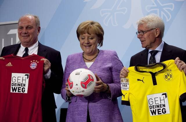 Deutschland, Berlin, Bundeskanzleramt, Pressekonferenz zur Vorstellung der Initiative Geh Deinen Weg durch Bundeskanzlerin Angela Merkel, Staatsministerin Maria Böhmer, Reinhard Rauball, Uli Hoeneß und Wolfgang Fürstner, 13.09.2012
