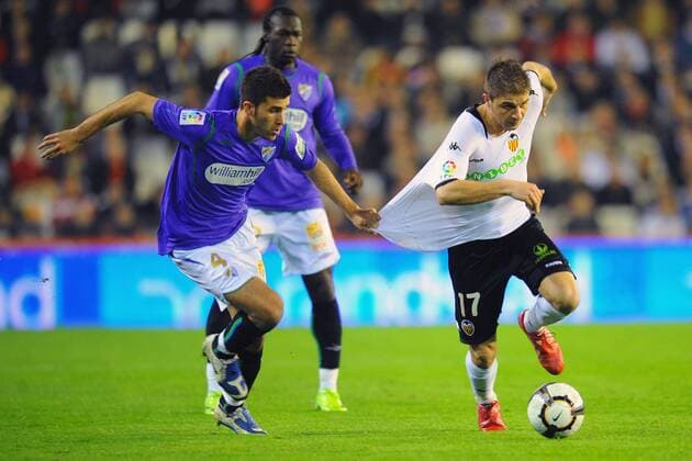 24.03.2010, Primera Divison BBVA, FC Valencia - Malaga (L-R) Manu (Malaga), Joaquin Sanchez (Valencia) Nur fuer redaktionelle Verwendun