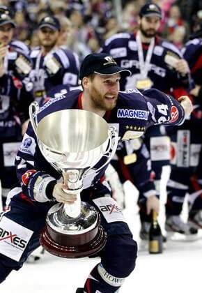 Andre Rankel mit Meisterpokal Deutscher Meister Freude Emotion jubelnd Jubel nach Spielende Sieg Meisterfeier Eishockey Deutsche Eishockey Liga DEL Play Off Finale Saison 2012 13 21.04.2013 EHC Eisbären vs. Kölner Haie