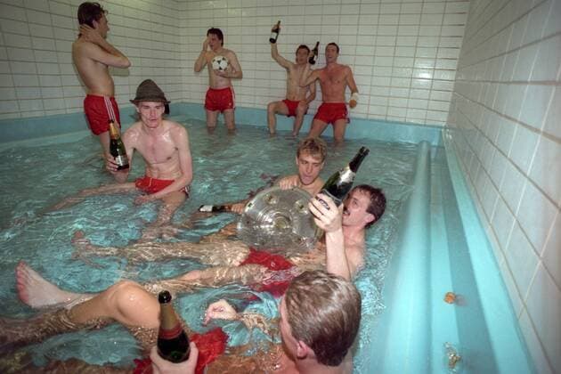 Der FC Bayern München ist deutscher Meister 1989 1990, vorn v.re.: Jürgen Kohler, Hansi Flick, Manfred Bender und Ludwig Kögl, hi.: Alan McInally, Roland Grahammer und Thomas Kastenmaier