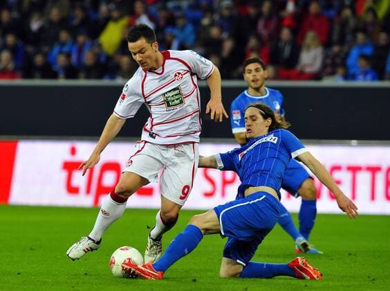 Deutschland - Fussball-Bundesliga - Relegation - 23.052013 Rhein-Neckar-Arena Sinsheim TSG 1899 Hoffenheim (1899) - 1. FC Kaiserslautern (FCK) Alexander BAUMJOHANN (li, FCK) wird von Sebastian RUDY (1899) attackiert. Sport