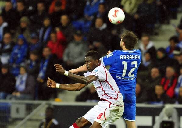 Deutschland - Fussball-Bundesliga - Relegation - 23.052013 Rhein-Neckar-Arena Sinsheim TSG 1899 Hoffenheim (1899) - 1. FC Kaiserslautern (FCK) Mohamadou IDRISSOU (li, FCK) im Kopfballduell mit David ABRAHAM (1899). Sport