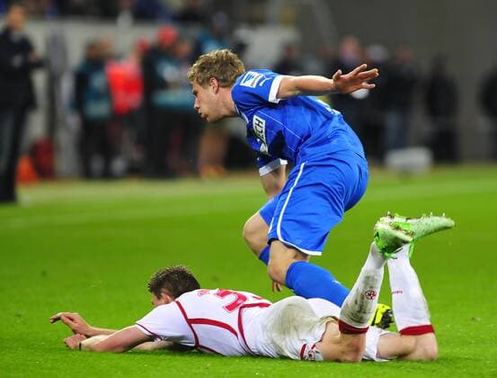 Deutschland - Fussball-Bundesliga - Relegation - 23.052013 Rhein-Neckar-Arena Sinsheim TSG 1899 Hoffenheim (1899) - 1. FC Kaiserslautern (FCK) 3:1 Ein symbolisches Bild Kaiserslautern, Willi ORBAN, am Boden, Hoffenheim, Sven SCHIPPLOCK, obenauf. Sport