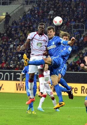 Deutschland - Fussball-Bundesliga - Relegation - 23.052013 Rhein-Neckar-Arena Sinsheim TSG 1899 Hoffenheim (1899) - 1. FC Kaiserslautern (FCK) 3:1 Luftkampf im Regen von Sinsheim, v.li: Mohamadou IDRISSOU (FCK), Stefan THESKER (1899) und Jannik VESTERGAARD (1899). Sport