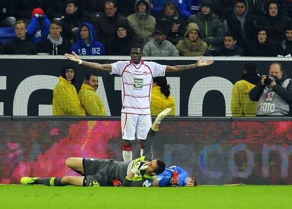 Deutschland - Fussball-Bundesliga - Relegation - 23.052013 Rhein-Neckar-Arena Sinsheim TSG 1899 Hoffenheim (1899) - 1. FC Kaiserslautern (FCK) 3:1 Torwart Koen CASTEELS (li, 1899) und Jannik VESTERGAARD liegen verletzt am Boden. Mohamadou IDRISSOU (FCK) beteuert seine Unschuld. Sport