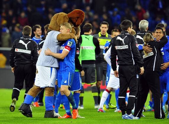 Deutschland - Fussball-Bundesliga - Relegation - 23.052013 Rhein-Neckar-Arena Sinsheim TSG 1899 Hoffenheim (1899) - 1. FC Kaiserslautern (FCK) 3:1 Maskottchen Hoffi umarmt Andreas BECK (1899). Sport