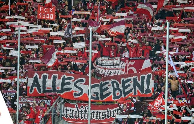 Deutschland - Fussball-Bundesliga - Relegation - 23.052013 Rhein-Neckar-Arena Sinsheim 1. FC Kaiserslautern (FCK) 3:1 Die Lauterer mit ihrer Vorgabe zum Spiel, die auch für das Rückspiel am Montag gilt. Sport