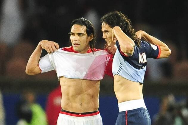 poignee de main et echange des maillots entre Edinson Cavani (PSG) vs Radamel Falcao (Monaco) FOOT : PSG vs Monaco - Ligue 1 - 22 09 2013 JBAutissier Panoramic 