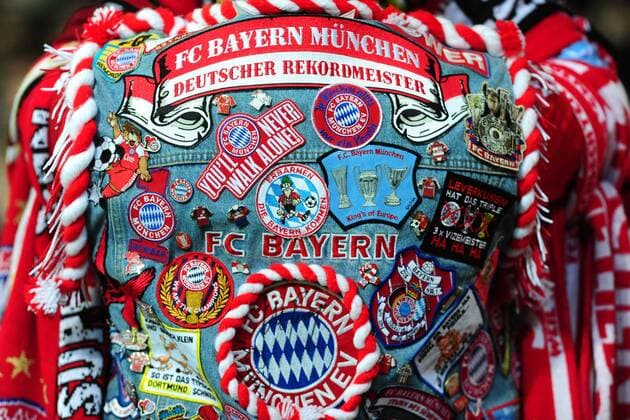 Fussball 1. Bundesliga 15. Spieltag - FC Bayern München am 07.12.2013 im Weserstadion in Bremen - Eine Bayern München Fankutte
