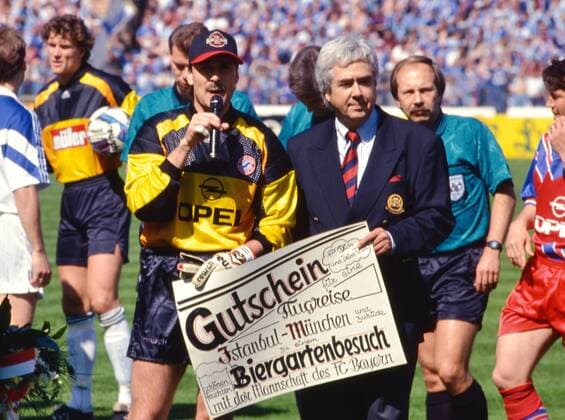 Fussball 1. Bundesliga 1993 1994 34. Spieltag 07.05.1994 FC Bayern München - FC Schalke 04 Torwart Raimond AUMANN (li, FC Bayern) wird von Präsident Fritz SCHERER (FC Bayern München) verabschiedet und bekommt einen Gutschein überreicht FOTO: WEREK Pressebildagentur xxNOxMODELxRELEASExx