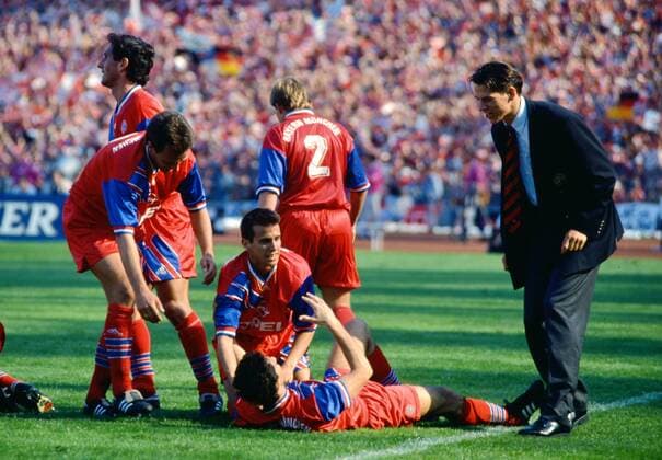 Fussball 1. Bundesliga 1993 1994 34. Spieltag 07.05.1994 FC Bayern München - FC Schalke 04 JUBEL FC Bayern München; Markus Schupp, Bruno Labbadia, Mehmet Scholl, Torschütze Jorginho (Boden) nach seinem Tor zum 2-0 und Christian Ziege (v.li.) FOTO: WEREK Pressebildagentur xxNOxMODELxRELEASExx
