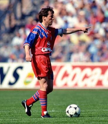Fussball 1. Bundesliga 1993 1994 34. Spieltag 07.05.1994 FC Bayern München - FC Schalke 04 Lothar Matthäus (FC Bayern München) am Ball FOTO: WEREK Pressebildagentur xxNOxMODELxRELEASExx