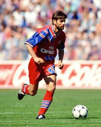 Fussball 1. Bundesliga 1993 1994 34. Spieltag 07.05.1994 FC Bayern München - FC Schalke 04 Oliver Kreuzer (FC Bayern München) am Ball FOTO: WEREK Pressebildagentur xxNOxMODELxRELEASExx