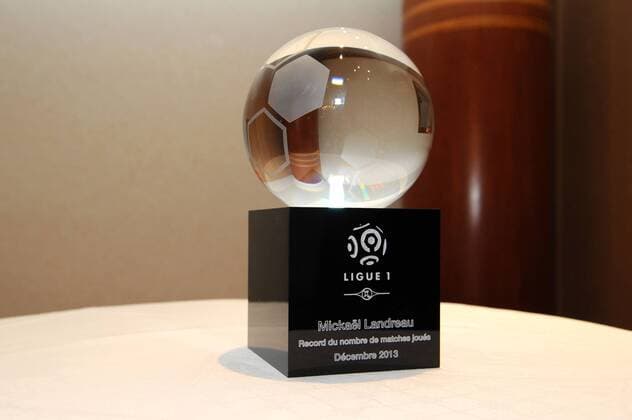 MICKAEL LANDREAU (NOUVEAU RECORDMAN DU NOMBRE DE MATCHS JOUES EN LIGUE 1) - TROPHÄE Ehrung für Torwart Landreau, er hat die meisten Spiel in der Ligue 1 absolviert FOOTBALL: Assemblee Generale de la LFP - 19 12 2013 xJeanBIBARDxFEPx 