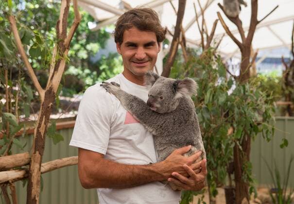 Tennis Profi Roger Federer (SUI) haelt Koala Tinkerbell in der Lone pine Koala Sanctuary in Brisbane,Queensland,Australia,