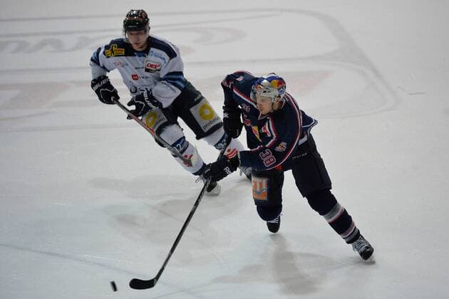 Marcel Brandt (Straubing Tigers), Yannic Seidenberg (EHC Red Bull München) v.li. Aktion, EHC Red Bull München vs Straubing Tigers Eishockey, DEL, Saison 2013 2014, 07.01.14