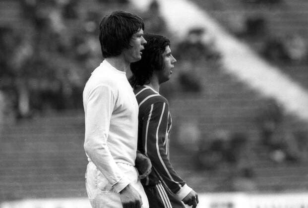 Peter Nogly (Hamburger SV, li.) gegen Gerd Müller (FC Bayern München)