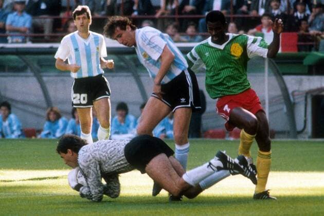 Weltmeisterschaft Vorrunde, Argentinien - Kamerun in Mailand: Torwart Nery Pumpido hält den Ball vor Nestor Lorenzo (beide Argentinien) und Francois Omam-Biyik (re., Kamerun)