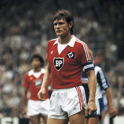 Spielszene, Spielführer Peter Nogly (HSV), Fussball, Bundesliga, 1979 1980, VfL Bochum gegen Hamburger SV 0:3 Fussball, Bundesliga, 1979 1980, Ruhrstadion, VfL Bochum gegen Hamburger SV 0:3, Spielszene, Spielführer Peter Nogly (HSV), football, Bundesliga, 1979 1980, Ruhr Stadium, VfL Bochum versus Hamburger SV 0:3, scene of the match, team leader Peter Nogly (HSV)