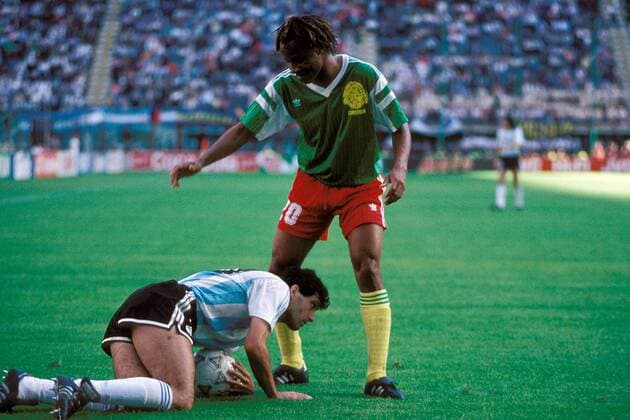 Weltmeisterschaft Vorrunde, Argentinien - Kamerun in Mailand: Juan Simon (u., Argentinien) und Cyrille Makanaky (Kamerun)