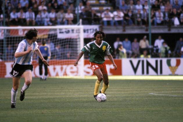 Weltmeisterschaft Vorrunde, Argentinien - Kamerun in Mailand: Roberto Nestor Sensini (li., Argentinien) und Cyrille Makanaky (Kamerun)