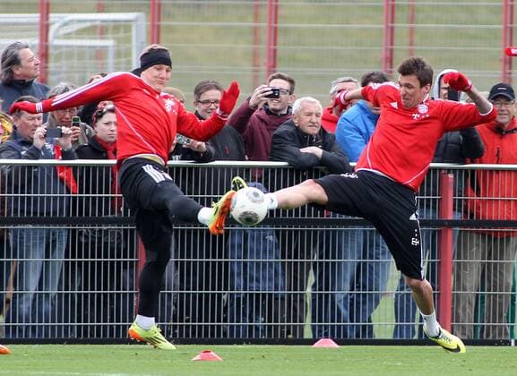 19.03.2014,FC Bayern Training, Saebenerstrasse,Muenchen, Fussball,Sport,im Bastian Schweinsteiger vs Mario Mandzukic EP_prz