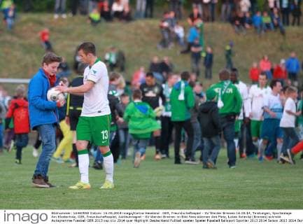 GER, Freundschaftsspiel - SV Werder Bremen 16.05.14, Teistungen, Sportanlage Am Klosterholz, GER, Freundschaftsspiel, Jubiläumsspiel - SV Werder Bremen im Bild Fans stürmen den Platz, Lukas Schmitz (Bremen) schreibt Autogramme