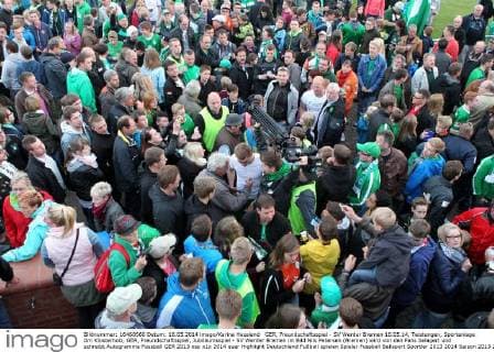 GER, Freundschaftsspiel - SV Werder Bremen 16.05.14, Teistungen, Sportanlage Am Klosterholz, GER, Freundschaftsspiel, Jubiläumsspiel - SV Werder Bremen im Bild Nils Petersen (Bremen) wird von den Fans belagert und schreibt Autogramme