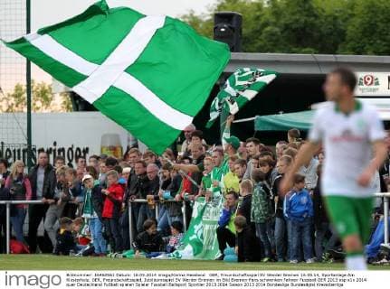 GER, Freundschaftsspiel SV Werder Bremen 16.05.14, Sportanlage Am Klosterholz, GER, Freundschaftsspiel, Jubiläumsspiel SV Werder Bremen im Bild Bremen-Fans schwenken Fahnen