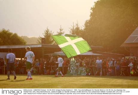 GER, Freundschaftsspiel SV Werder Bremen 16.05.14, Sportanlage Am Klosterholz, GER, Freundschaftsspiel, Jubiläumsspiel SV Werder Bremen im Bild Bremen-Fans schwenken Fahnen