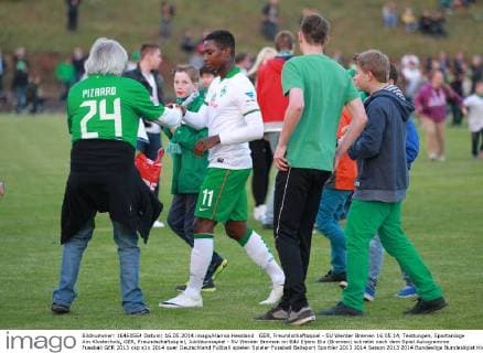 GER, Freundschaftsspiel - SV Werder Bremen 16.05.14, Teistungen, Sportanlage Am Klosterholz, GER, Freundschaftsspiel, Jubiläumsspiel - SV Werder Bremen im Bild Eljero Elia (Bremen) schreibt nach dem Spiel Autogramme