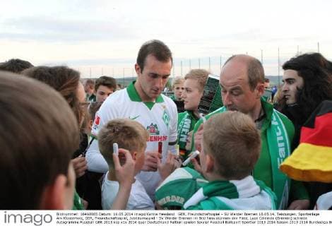 GER, Freundschaftsspiel - SV Werder Bremen 16.05.14, Teistungen, Sportanlage Am Klosterholz, GER, Freundschaftsspiel, Jubiläumsspiel - SV Werder Bremen im Bild Fans stürmen den Platz, Luca Caldirola (Bremen) schreibt Autogramme