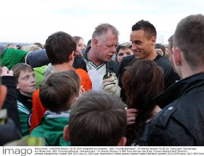 GER, Freundschaftsspiel - SV Werder Bremen 16.05.14, Teistungen, Sportanlage Am Klosterholz, GER, Freundschaftsspiel, Jubiläumsspiel - SV Werder Bremen im Bild Fans stürmen den Platz, Torwart Raphael Wolf (Bremen) schreibt Autogramme