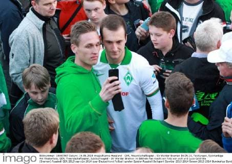 GER, Freundschaftsspiel - SV Werder Bremen 16.05.14, Teistungen, Sportanlage Am Klosterholz, GER, Freundschaftsspiel, Jubiläumsspiel - SV Werder Bremen im Bild ein Fan macht ein Foto von sich und Luca Caldirola (Bremen)