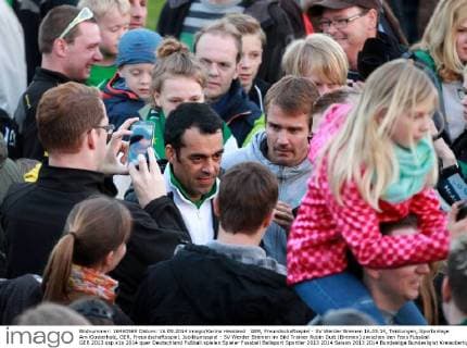 GER, Freundschaftsspiel - SV Werder Bremen 16.05.14, Teistungen, Sportanlage Am Klosterholz, GER, Freundschaftsspiel, Jubiläumsspiel - SV Werder Bremen im Bild Trainer Robin Dutt (Bremen) zwischen den Fans