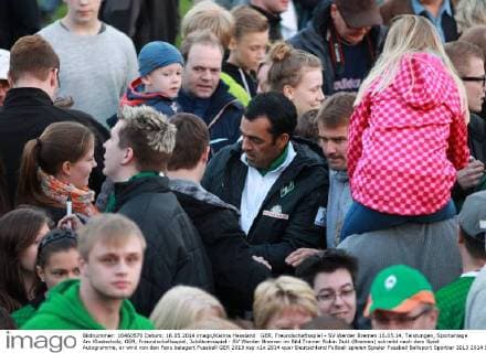 GER, Freundschaftsspiel - SV Werder Bremen 16.05.14, Teistungen, Sportanlage Am Klosterholz, GER, Freundschaftsspiel, Jubiläumsspiel - SV Werder Bremen im Bild Trainer Robin Dutt (Bremen) schreibt nach dem Spiel Autogramme, er wird von den Fans belagert