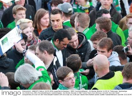 GER, Freundschaftsspiel - SV Werder Bremen 16.05.14, Teistungen, Sportanlage Am Klosterholz, GER, Freundschaftsspiel, Jubiläumsspiel - SV Werder Bremen im Bild Trainer Robin Dutt (Bremen) schreibt nach dem Spiel Autogramme, er wird von den Fans belagert