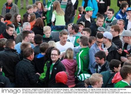 GER, Freundschaftsspiel - SV Werder Bremen 16.05.14, Teistungen, Sportanlage Am Klosterholz, GER, Freundschaftsspiel, Jubiläumsspiel - SV Werder Bremen im Bild Nils Petersen (Bremen) wird von den Fans belagert und schreibt Autogramme