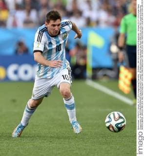 FUSSBALL WM 2014 ACHTELFINALE Argentinien - Schweiz 01.07.2014 Lionel Messi (Argentinien) am Ball
