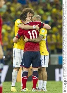 DAVID LUIZ (BRA), links, und DANI ALVES (BRA) trösten James RODRIGUEZ (COL), Mitte, Frust, Enttäuschung, Enttäuschung, enttäuscht, enttäuscht, Verzweiflung, verzweifelt, Umarmung, freundschaftliche Geste, Brasilien BRA - Kolumbien COL 2:1, Viertelfinale am 04.07.2014 in Fortaleza, Fussball Weltmeisterschaft 2014 in Brasilien vom 12.06. - 13.07.2014.