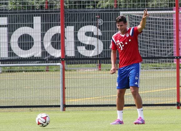 17.07.2014,FC Bayern Training, Säbenerstrasse, München,Fussball,Sport,im Claudio Pizarro begrüsst einen Fan , EP_prz