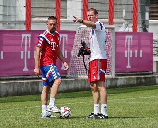 17.07.2014,FC Bayern Training, Säbenerstrasse, München,Fussball,Sport,im Franck Ribery mit Holger Broysch EP_prz