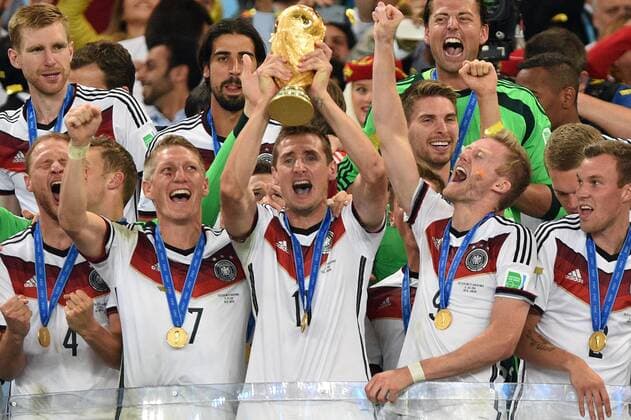 Miroslav KLOSE (GER) mit Pokal,li:Bastian SCHWEINSTEIGER (GER),Benedikt HOEWEDES (HâĦWEDES) (GER).Teamfoto,Team,Mannschaft,Mannschaftsfoto ,Jubel,Freude,Begeisterung,Siegerehrung,Ehrentribuene,Cup,Trophy,Trophaee. Deutschland (GER))-Argentinien (ARG) 1-0 n.V Finale,Final,Spiel 64, am 13.07.2014 in Rio de Janeiro. Fussball Weltmeisterschaft 2014 in Brasilien vom 12.06. - 13.07.2014. Â