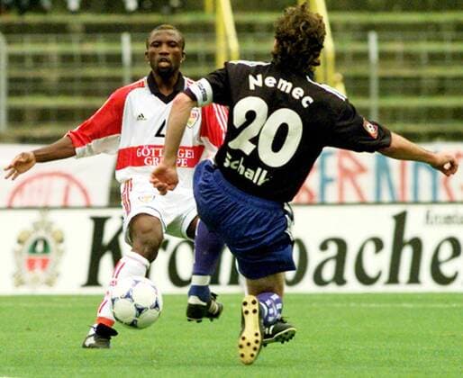 VfB Stuttgart 01.08.1998, Fussball, Ligapokal 1998, Vorrunde, VfB Stuttgart - FC Schalke 04 (2:1): v.l. Jonathan Akpoborie (VfB Stuttgart), Jiri Nemec (FC Schalke 04).