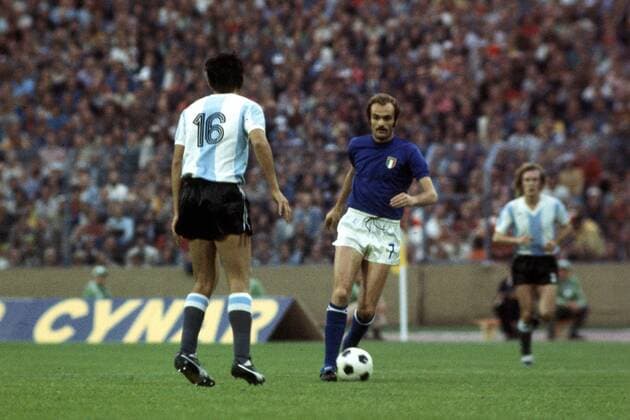 Sandro Mazzola (Italien) gegen Francisco Sa (Argentinien)