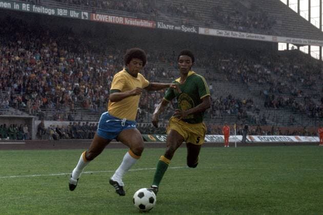 Weltmeisterschaft Vorrunde, Zaire - Brasilien in Gelsenkirchen: Mirandinha (li., Brasilien) gegen Boba Lobilo (Zaire)