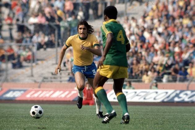 Weltmeisterschaft Vorrunde, Zaire - Brasilien in Gelsenkirchen: Tshimen Buhanga (vo., Zaire) und Marinho Peres (Brasilien)