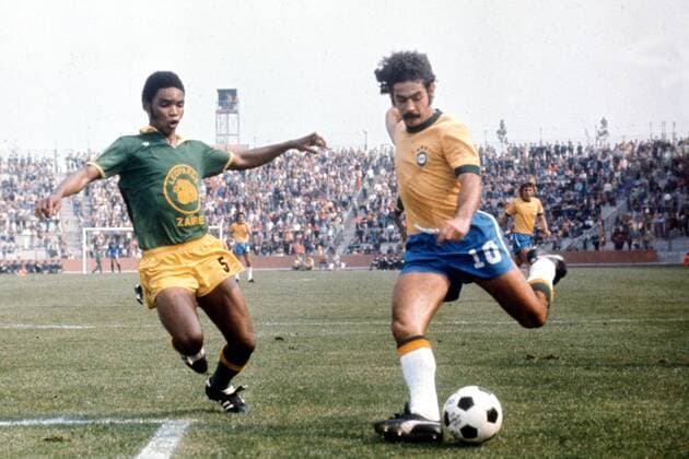 Weltmeisterschaft Vorrunde, Zaire - Brasilien in Gelsenkirchen: Boba Lobilo (li., Zaire) gegen Roberto Rivelino (Brasilien)
