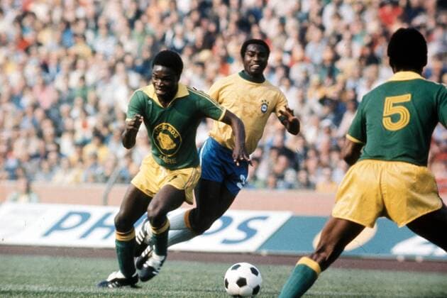 Weltmeisterschaft Vorrunde, Zaire - Brasilien in Gelsenkirchen: Ilunga Mwepu (li., Zaire) vor Edu (Brasilien)